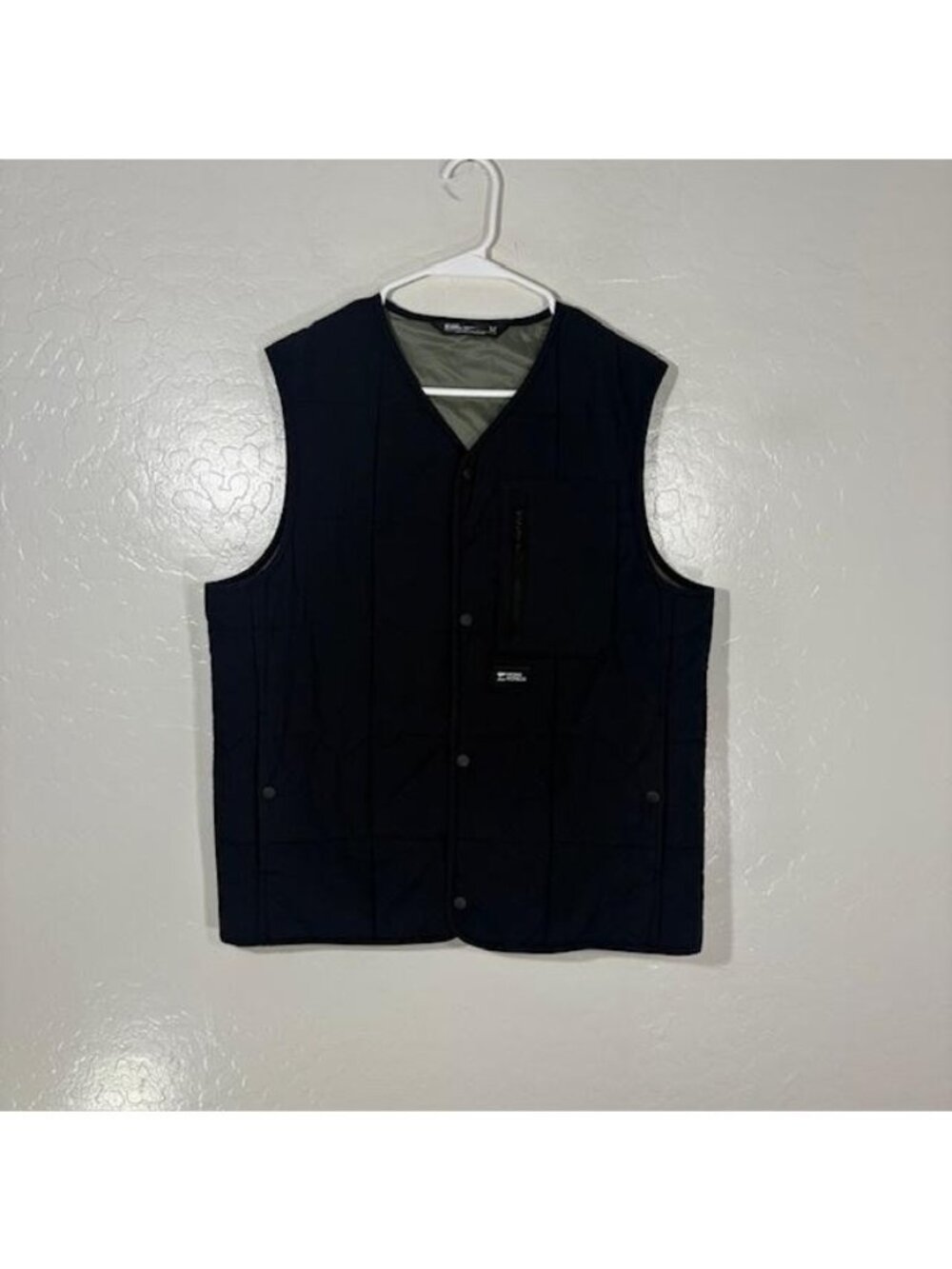 Mons Royale Vest Mens Small Black Quilted Merino Wool Insulated Snap Outdoor